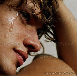 jovem-homem-chorando-cabeca-mao-close-up