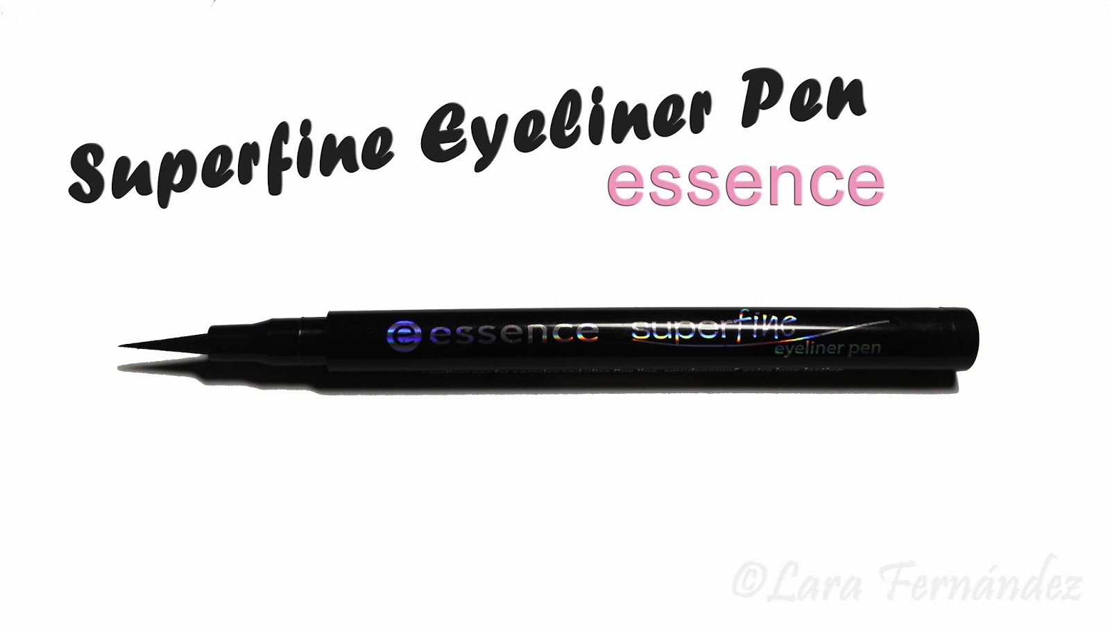 Larazetamol (Cerrado) Superfine eyeliner pen de Essence.