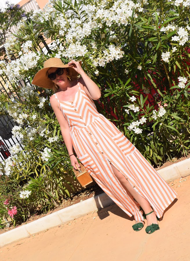 Tres tendencias en una: rayas, botones y amarillo