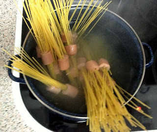 Espaguetis con salchicas cociendo