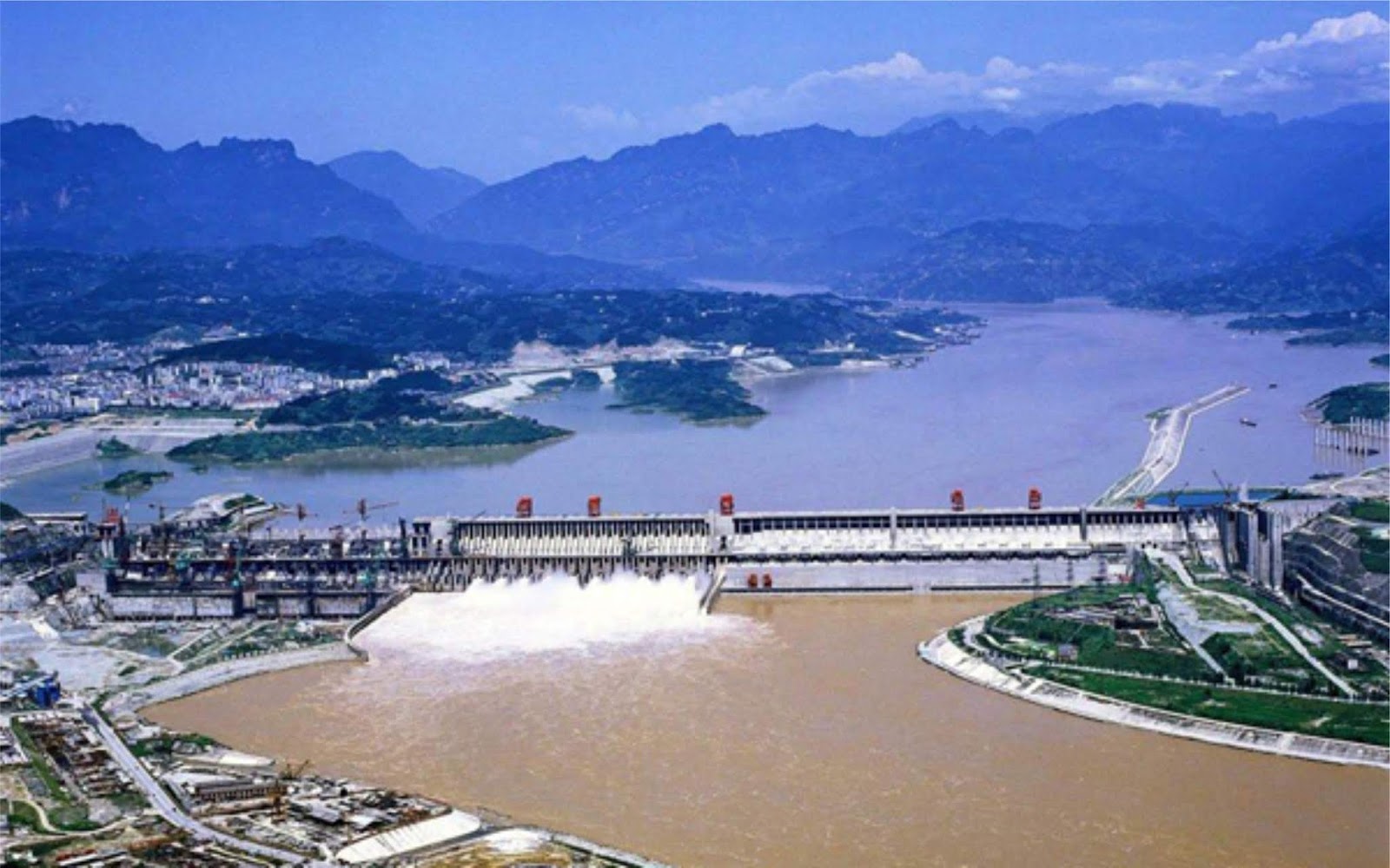 Какие крупные реки в китае. Три ущелья на реке Янцзы. Янцзы Китай. Река Янцзы. Долина реки Янцзы.