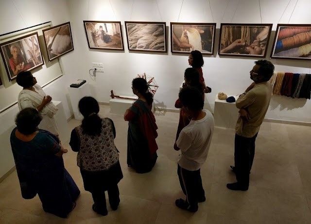 Latha takes the visitors through the show "Cotton to Cloth" at Indiaart Gallery, Pune ( www.indiaart.com )