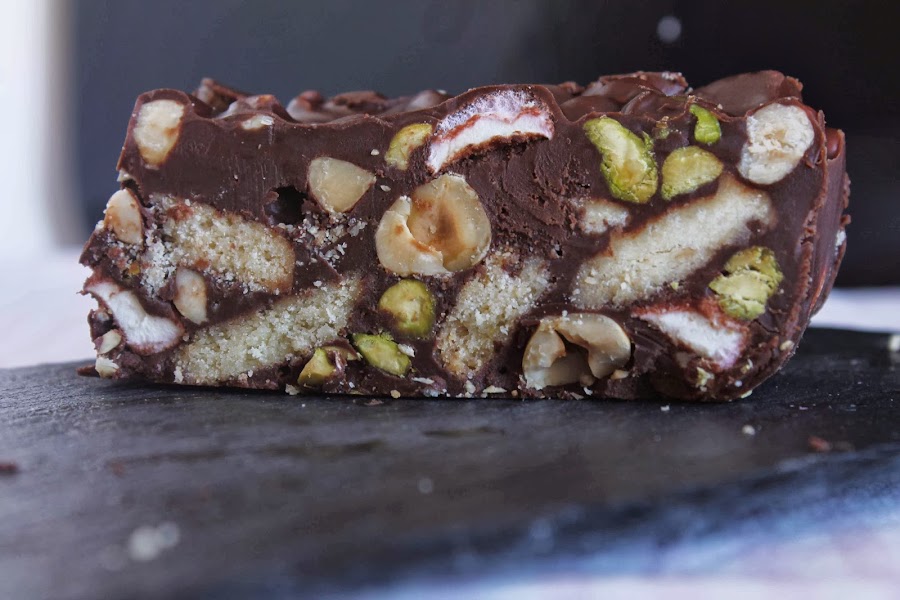 Barritas de chocolate crujiente con malvaviscos, avellanas y pistachos