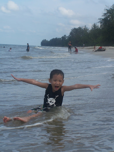 Tanjung Leman beach kid playing
