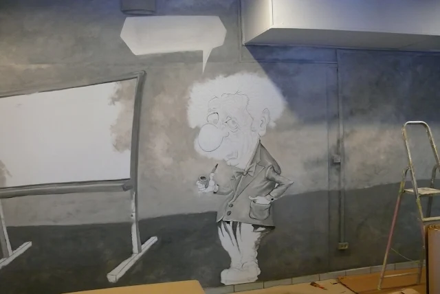 Karykature Alberta Einsteina wykonana na na ścianie, mural na politechnice Warszawskiej