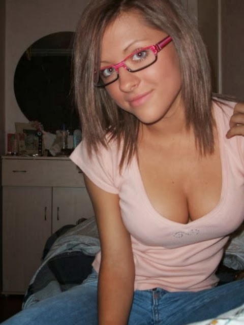Best Girl Shots Cute Brunette With Glasses Showing Cleavage