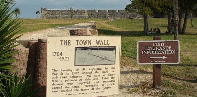 Castillo de San Marcos junto al puente de los leones Castillo de San Marcos junto al puente de los leones