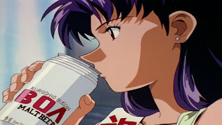 Misato trzyma piwo BOA Maltbeer