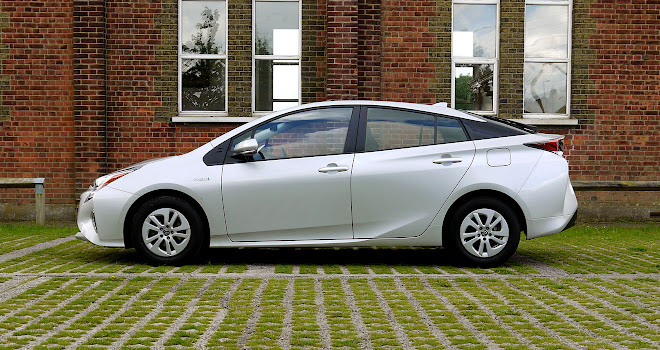 2016 Toyota Prius side view