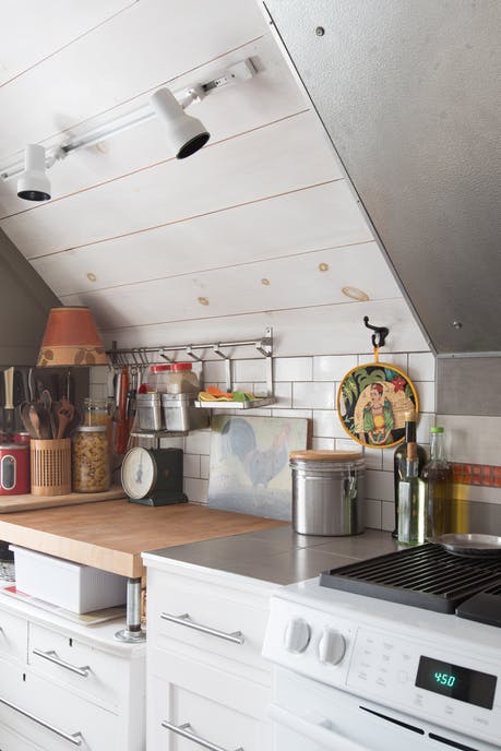 ‘Politician in recovery’ invents ‘crap-whisperer’ boho in NH attic - kitchen 2 www.bohohome.com @bohosusan