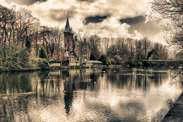Castello nel Minnewaterpark-Bruges
