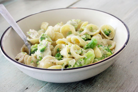 Simple and delicious dinner ideas: Easy chicken and pasta recipes with garlic and broccoli. Made Quickly, perfect for busy days