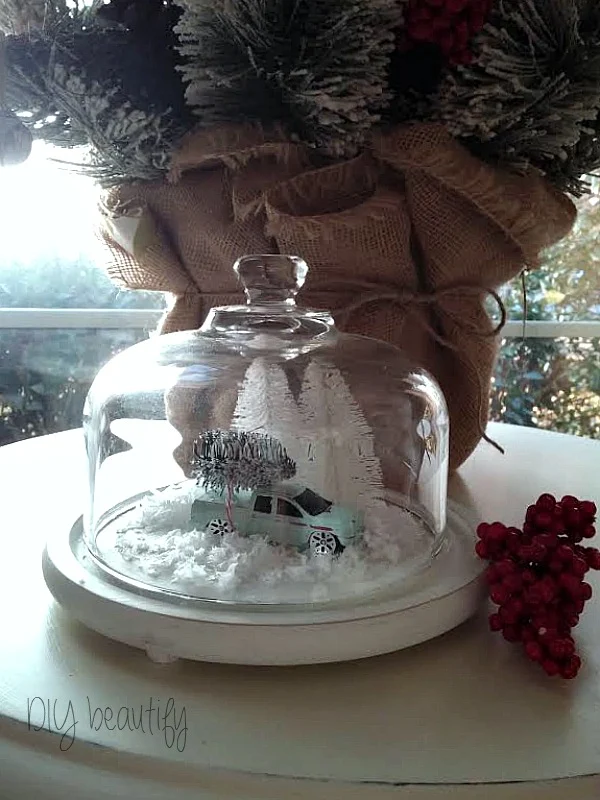 Create a vintage-inspired Christmas cloche at www.diybeautify.com