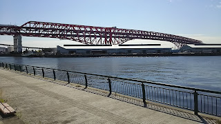 赤レンガ倉庫横広場から港大橋を望む