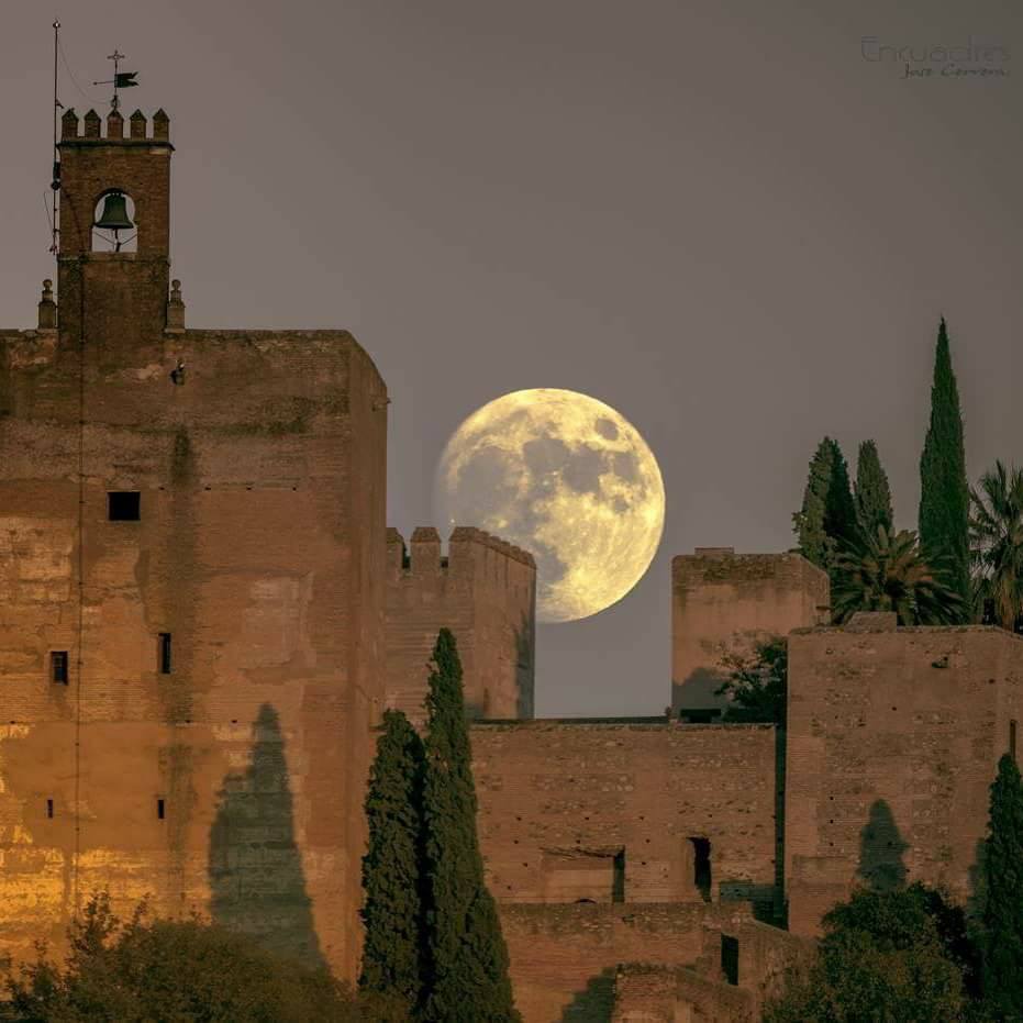 Desde la Atarazana, en la ciudad de la Alhambra