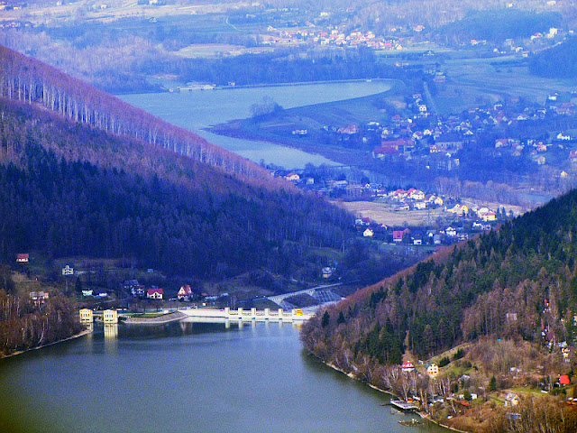 Zapora Porąbka spiętrzająca wody rzeki Soły, tworząc Jezioro Międzybrodzkie (wybudowana w latach 1928–1937).