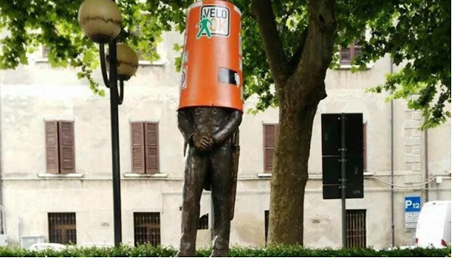 Carabinieri - Vandali in azione: sradicano autovelox e lo infilano nella statua dei Carabinieri Carabinieri - Vandali in azione: sradicano autovelox e lo infilano nella statua dei Carabinieri