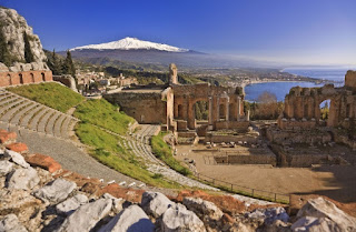 Podría ser el teatro de Siracusa con el Etna nevado al fondo, o no. En todo caso es una bella estampa y no me he resistido a ponerla. Podría ser el teatro de Siracusa con el Etna nevado al fondo, o no. En todo caso es una bella estampa y no me he resistido a ponerla.