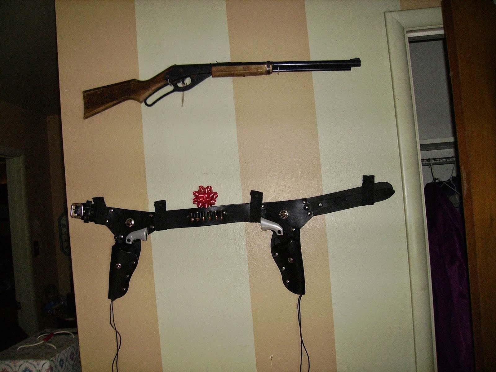 PULP DEN Red Ryder BB Gun & Double Holster Gun Set