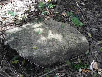 Pedra moledo para execução de banco de pedra.