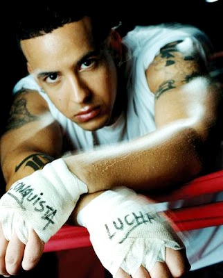 Daddy Yankee Foto de Daddy Yankee posando