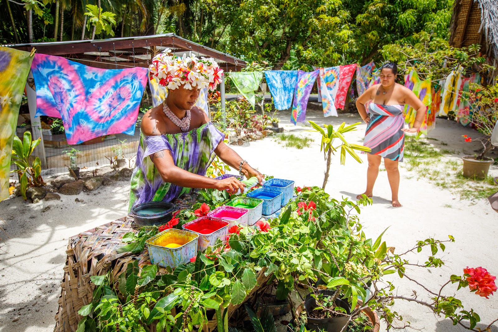 "Pareu" workshop｜大溪地染布工作坊，正在手染布的大溪地婦女
