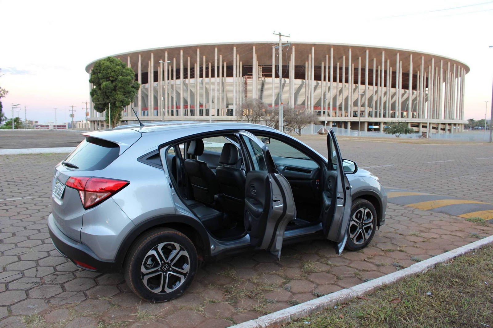 Honda HR-V EX-L 2018: SUV mais vendido do Brasil - vídeo