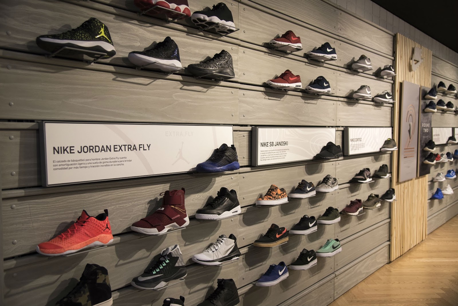 Suavemente Crítico Tahití Nike apuesta por un nuevo estilo de tienda: Kicks Lounge en el Costanera  Center | Quinta trends
