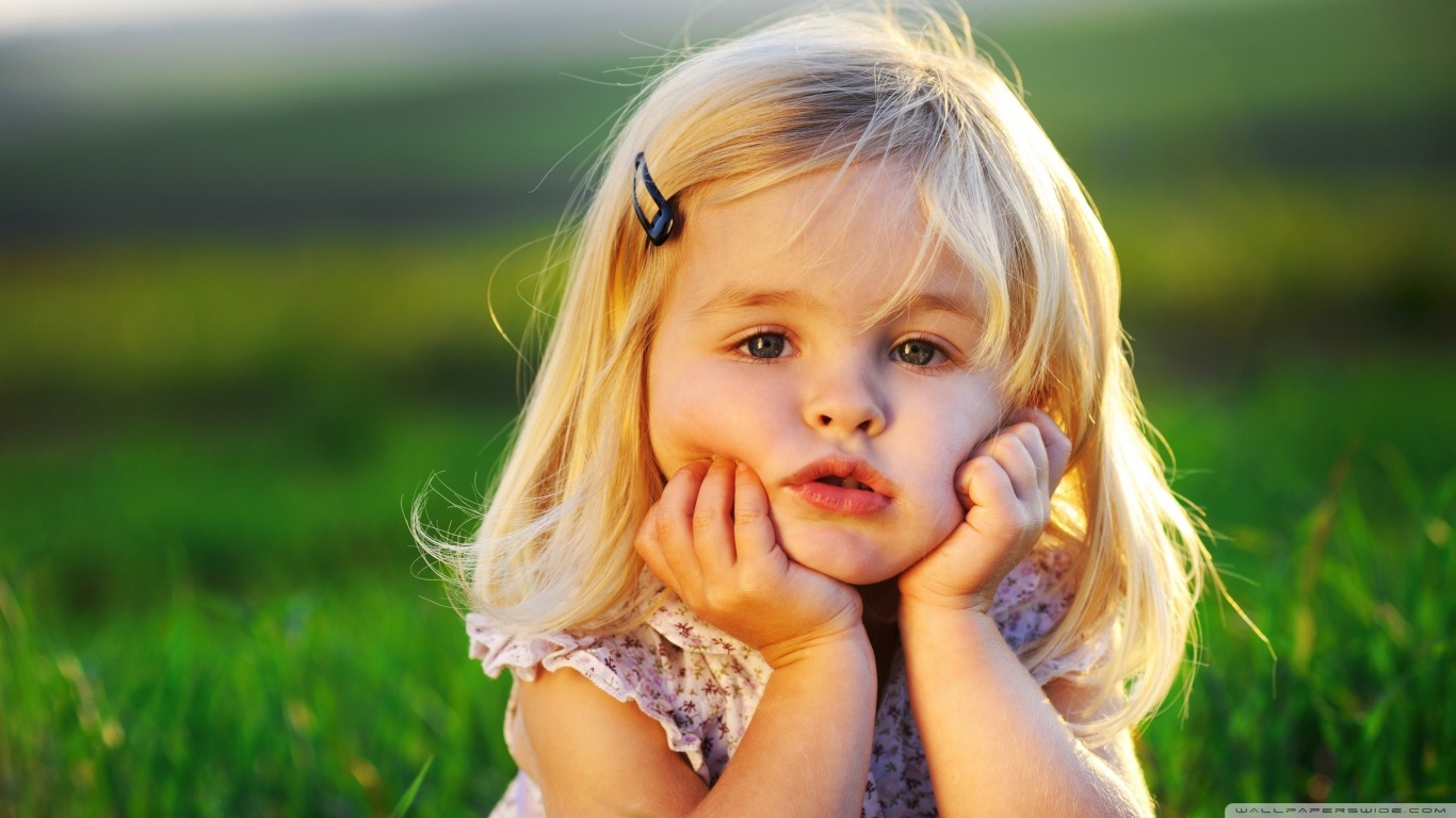 Cute baby girl setting n seeing Dream Wallpapers