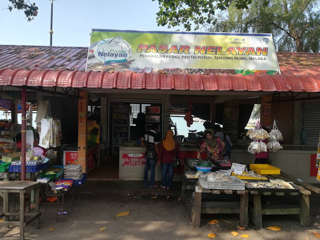 Pasar nelayan Pantai Puteri Pasar nelayan Pantai Puteri