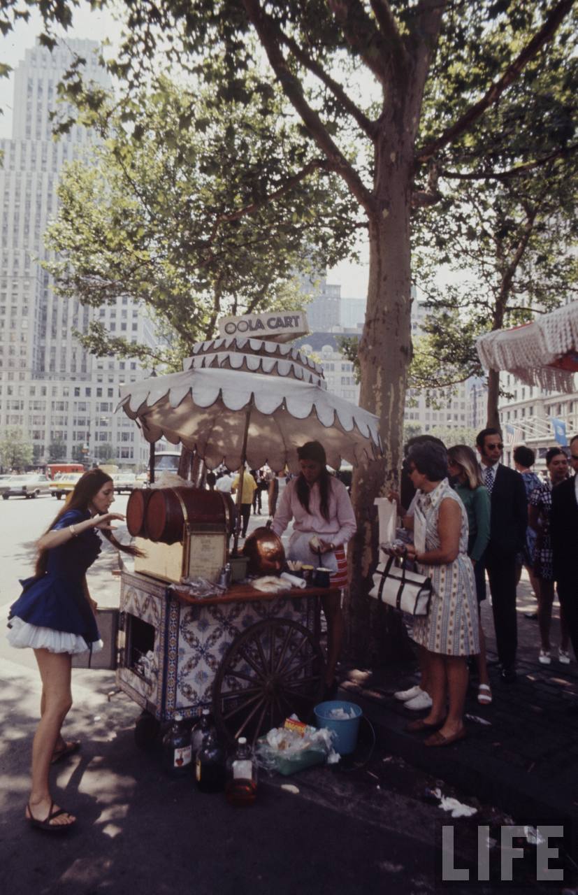 Rare Color Photographs of Hippie Peddlers on the Streets