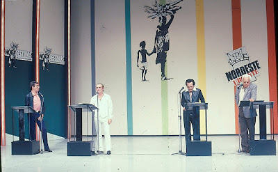 Renato Aragão e Lúcio Mauro em participação na campanha 'Nordestinos - O Brasil em Busca de Soluções', em 1983 — Foto: Acervo TV Globo Renato Aragão e Lúcio Mauro em participação na campanha 'Nordestinos - O Brasil em Busca de Soluções', em 1983 — Foto: Acervo TV Globo