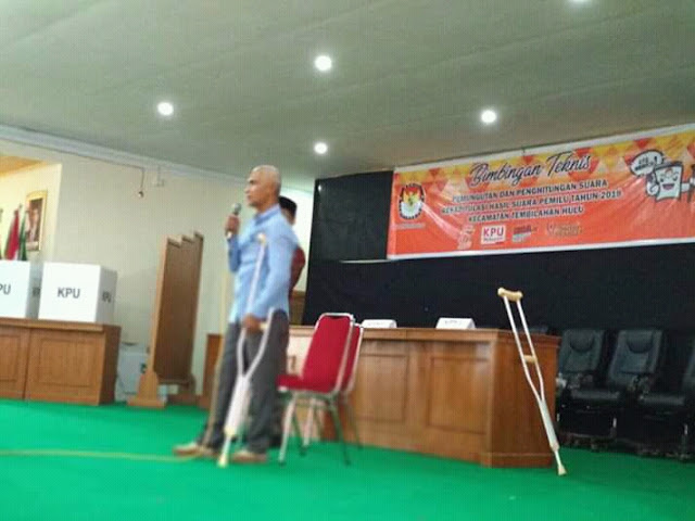 Tampak Ketua KPU H.Herdian Asmy, SH.,MH memberikan Materi Bimtek