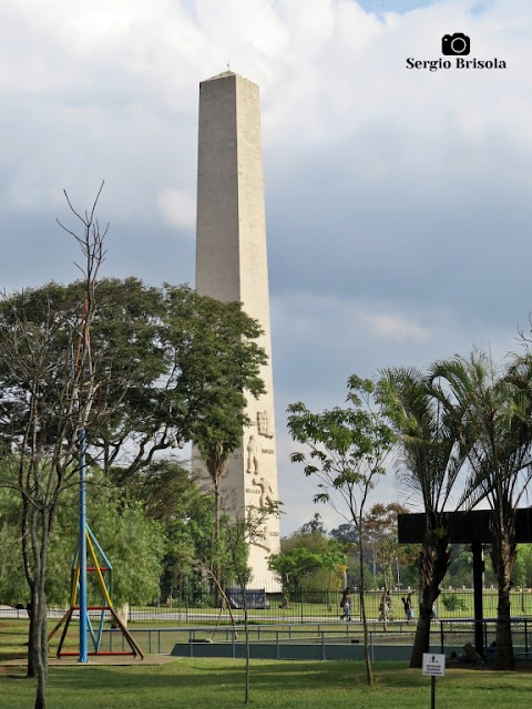 Vista ampla do Obelisco desde a Praça Ayrton Senna - Paraíso
