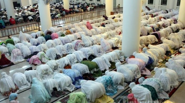 Satu Masjid Gempar, Saat Sujud Salat Isya, Terdengar Suara : 