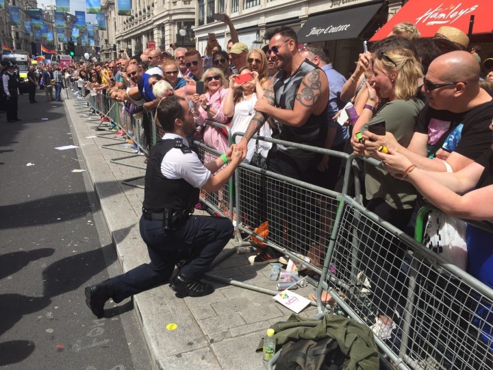Policiais pediram namorados em casamento durante Parada LGBT de Londres Policiais pediram namorados em casamento durante Parada LGBT de Londres