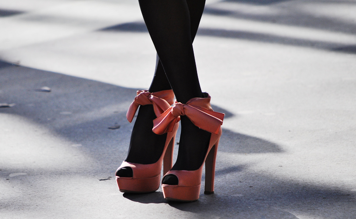 sapato vermelho com meia preta