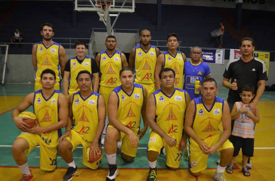 A celebração da equipe de sucesso esportivo e o jogador de basquete  comemoram o jogo de desafio de condicionamento físico ou a vitória da  competição vencedor do trabalho em equipe da parceria