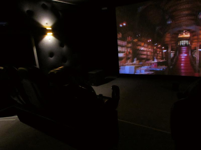 Cadeira de cinema e projeção em 5D da Livraria Lello