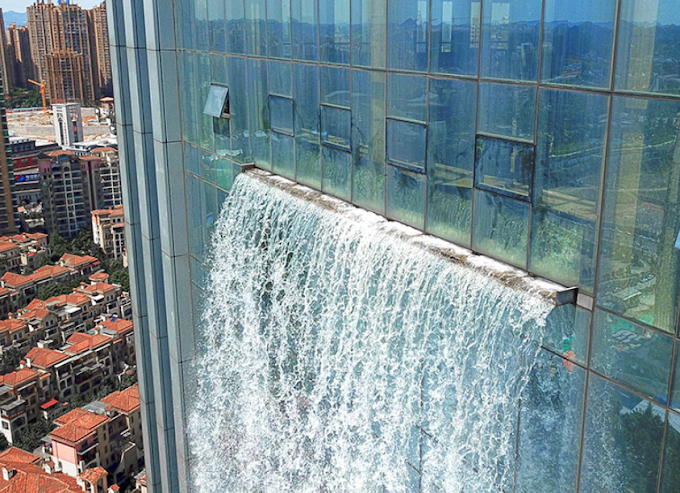 Arranha-céu apresenta incrível cachoeira de 108m