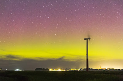 Poollicht boven Oosterbierum Aurora over de skyline van Oosterbierum