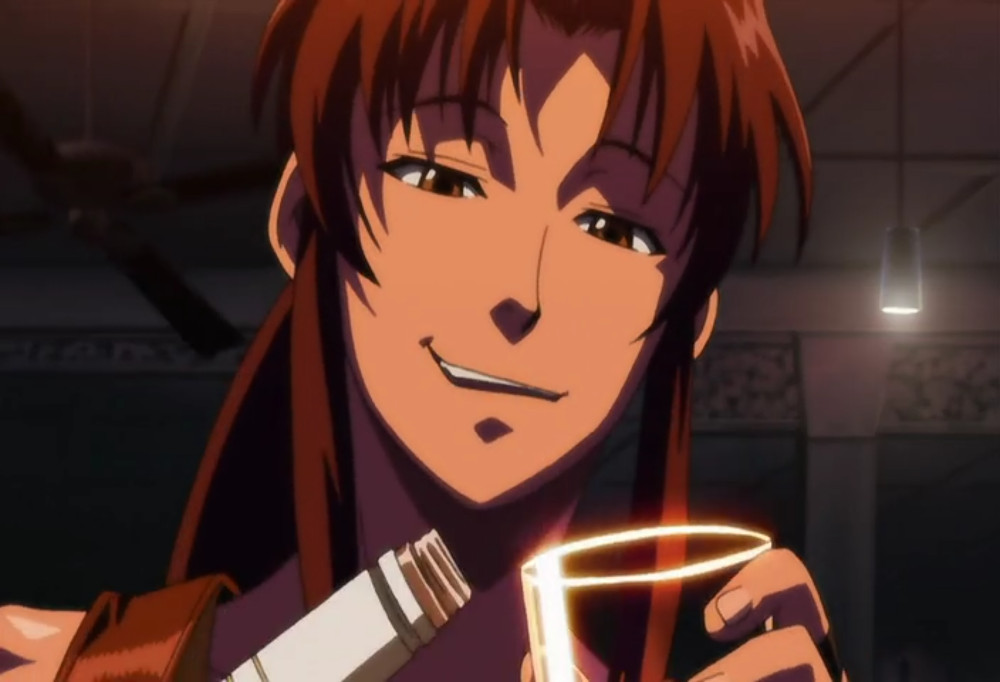Uśmiechnięta Revy z Black Lagoon nalewa do szklanki alkohol