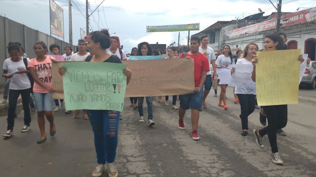 Estudantes de Paraty manifestam-se pelas ruas da cidade.