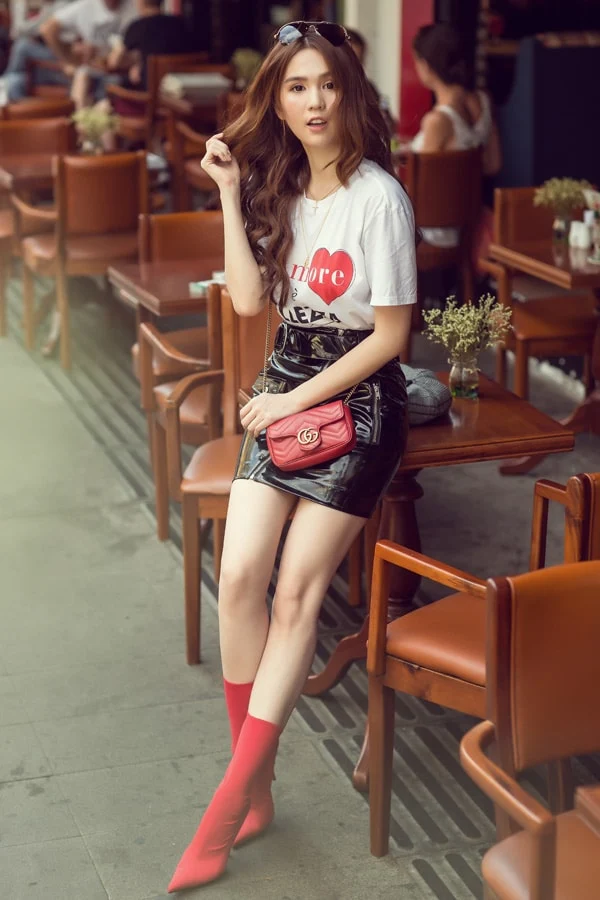 Ngọc Trinh diện quần short, váy ngắn hàng hiệu dạo phố Sài Gòn -2