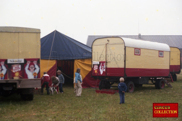 ancienne roulottes  et tente écurie du Cirkus Arena 1979