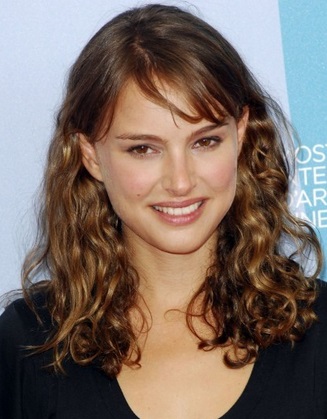 Cabello con ondas y flequillo hacia el costado