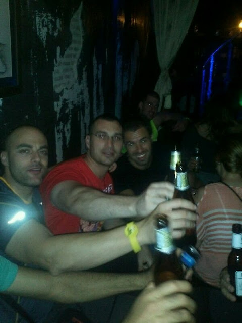 Entre cervezas y amigos Entre cervezas y amigos