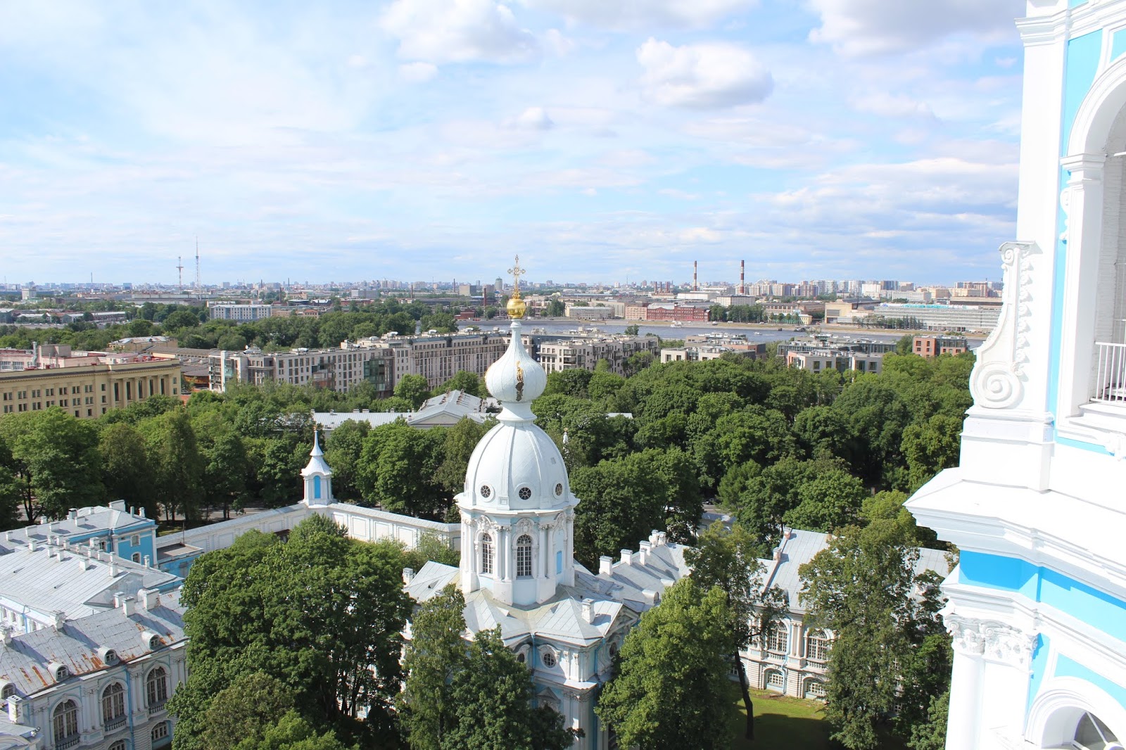 Смольный монастырь в Санкт Петербурге купола