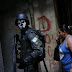 Militares no Rio usam máscara de caveira para proteger o rosto 