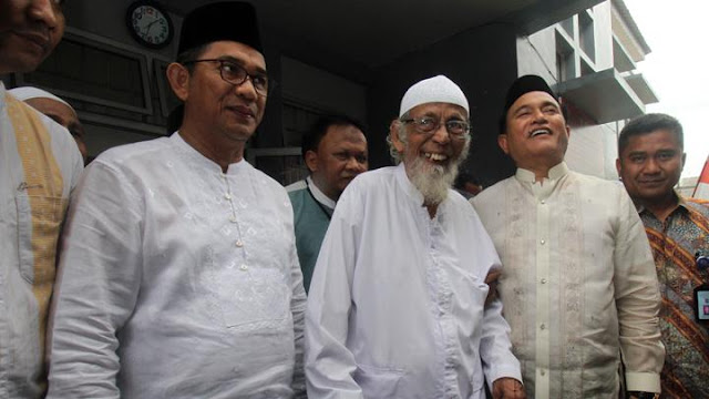 Yusril: Jokowi Setuju Ba'asyir Tak Perlu Teken Surat Setia NKRI Yusril: Jokowi Setuju Ba'asyir Tak Perlu Teken Surat Setia NKRI